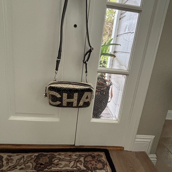 ⭕️SOLD⭕️ EUC Chanel Black and White Camelia Crossbody Bag - Picture 9 of 12